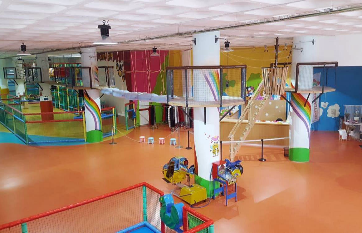 Circuito de arborismo indoor com pontes e cordas