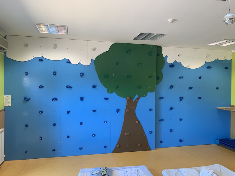 Infantário com parede de escalada