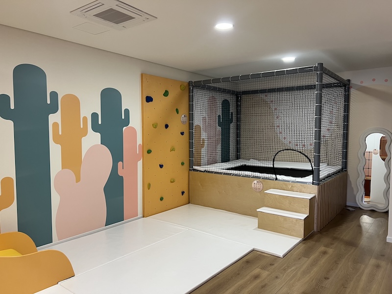 Consultório com parede de escalada