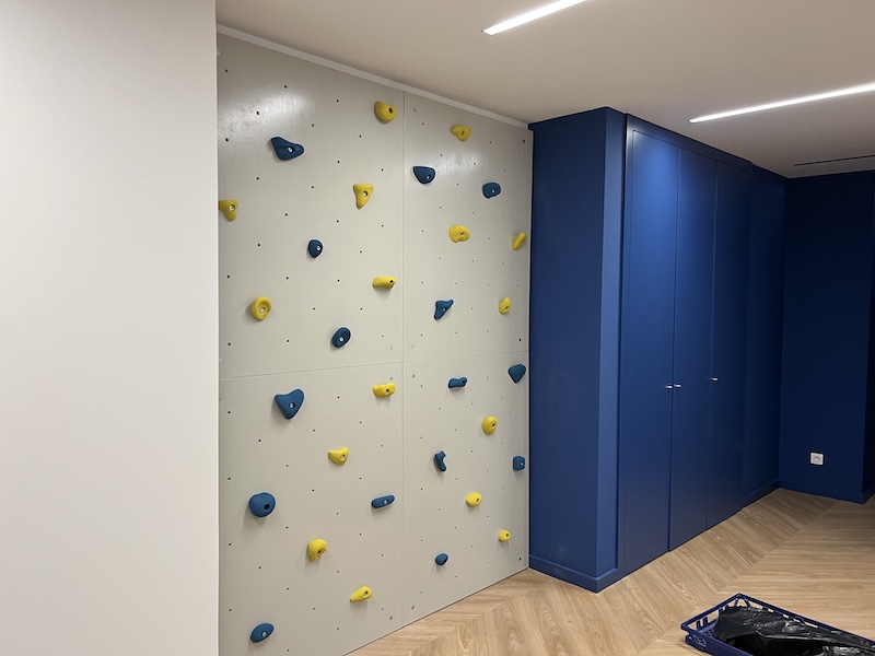 Sala de estudo com parede de escalada