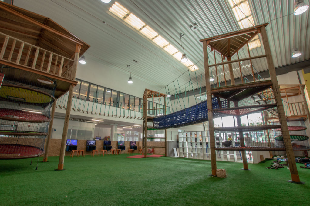 Circuito de arborismo indoor com pontes suspensas