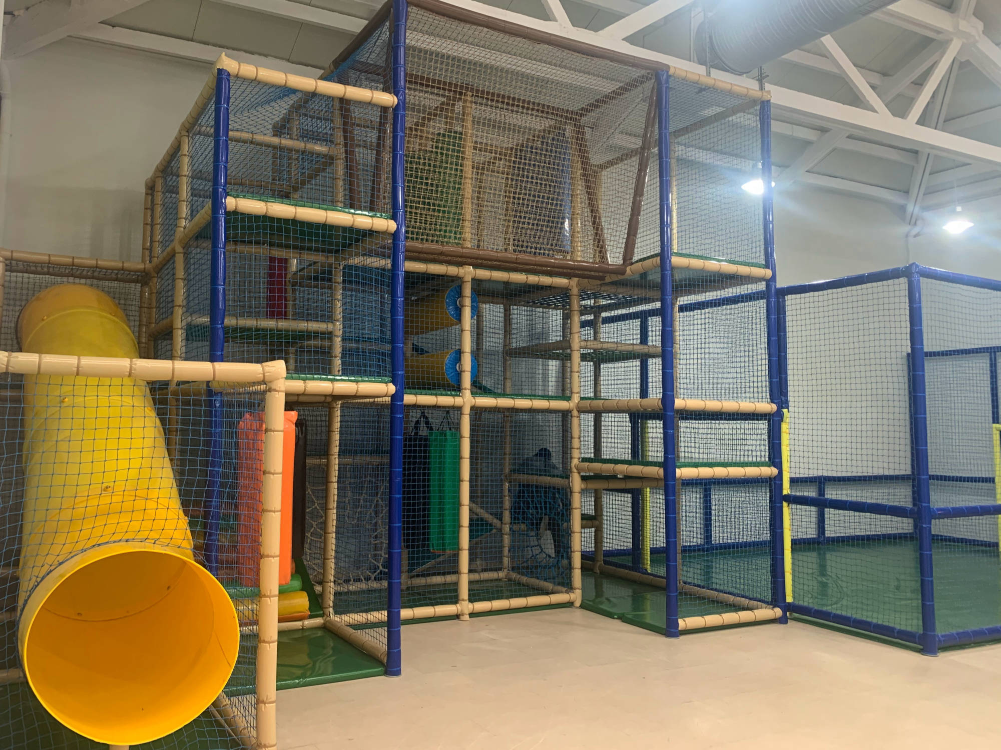 Parque infantil indoor de tamanho médio